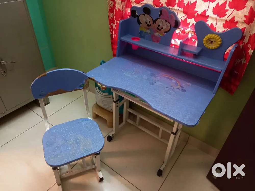 Study table & chairs for childrens