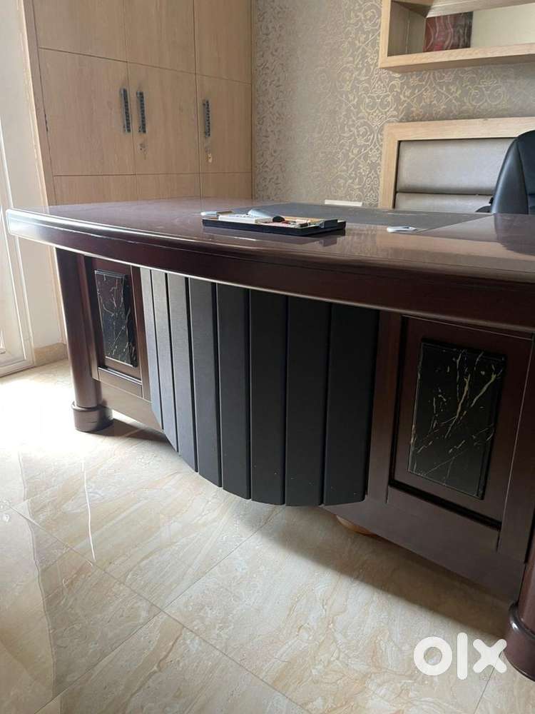 Large Office with side tabel