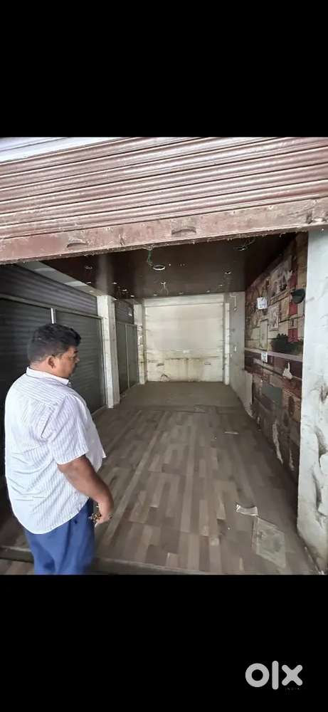 3 Shutter Shop in Prime Market Area.