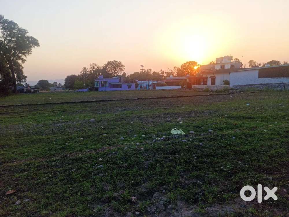 अच्छी बसावट और सुंदर लोकेशन पर प्लॉट उपलब्ध है