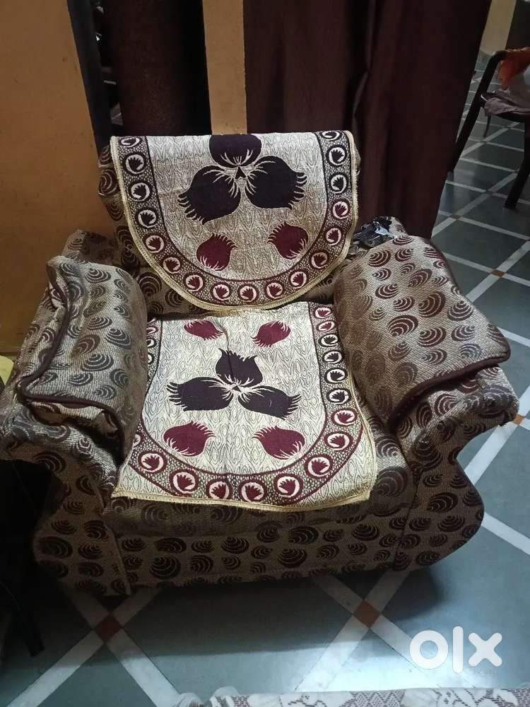 A sofa with 5 seater