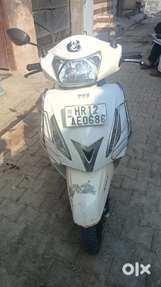 Tvs jupiter 2017 white colour single hand uses