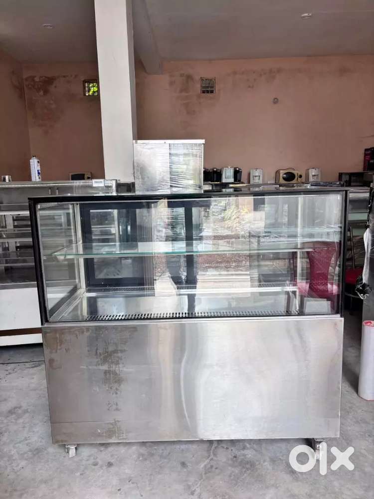 Stellar cake showcase fridge