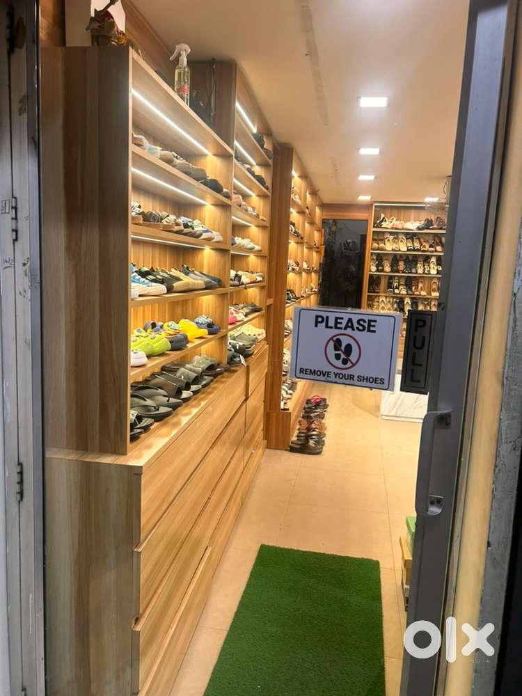 Salesman or girl in a footwear store time 11 am to 9 pm .