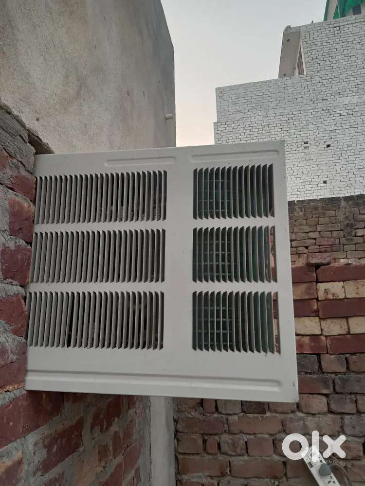 Window  ac 1.5 tan