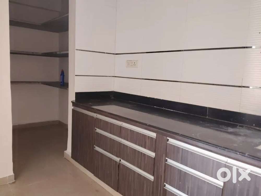 3BHK SEMI FURNISHED FLAT NEWLY PAINTED IN PRIME LOCATION VASNA BHAYLI