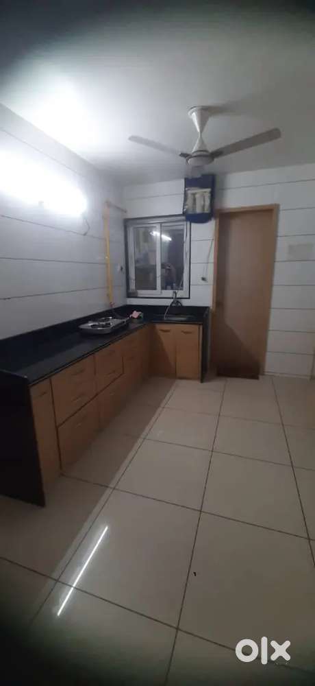 Beautiful 2 bhk semi furnished flat in 14000 near Sadhuvaswani Road