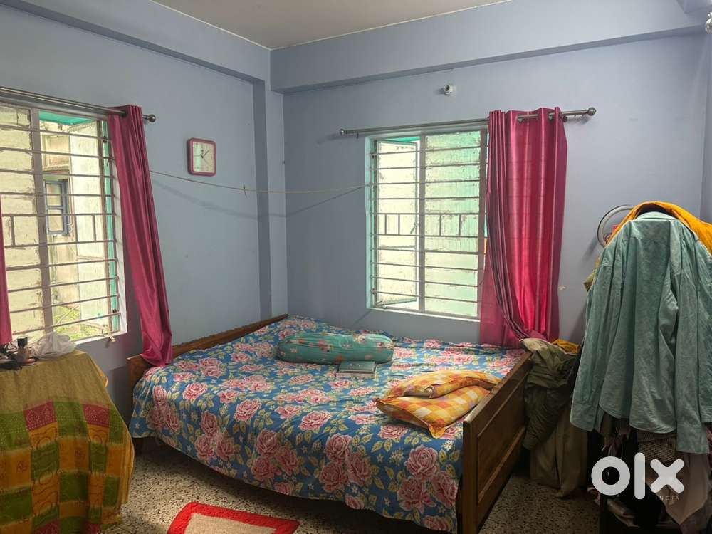 1st floor HAKIMPARA 2BHK RESELL FLAT 950 sqft amount 43 lac