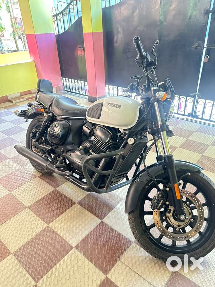 Yezdi Roadster 2022 model Glacier White