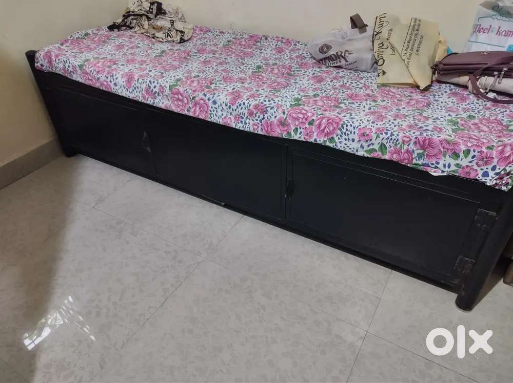 Single small bed storage, mattress, sale at Goregaon. Reasonable price