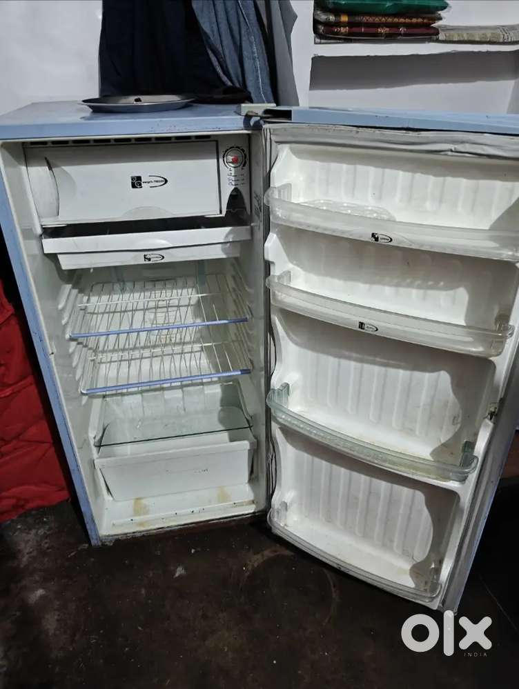 Kelvinator fridge, 185 let, running good looking