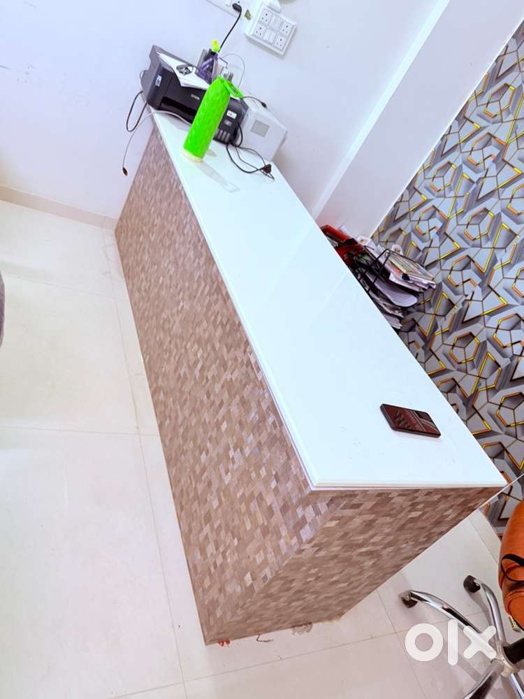 ऑफिस टेबल और सोफ़ा सेट स्टोरेज सहित — प्रीमियम लुक, ₹37,000