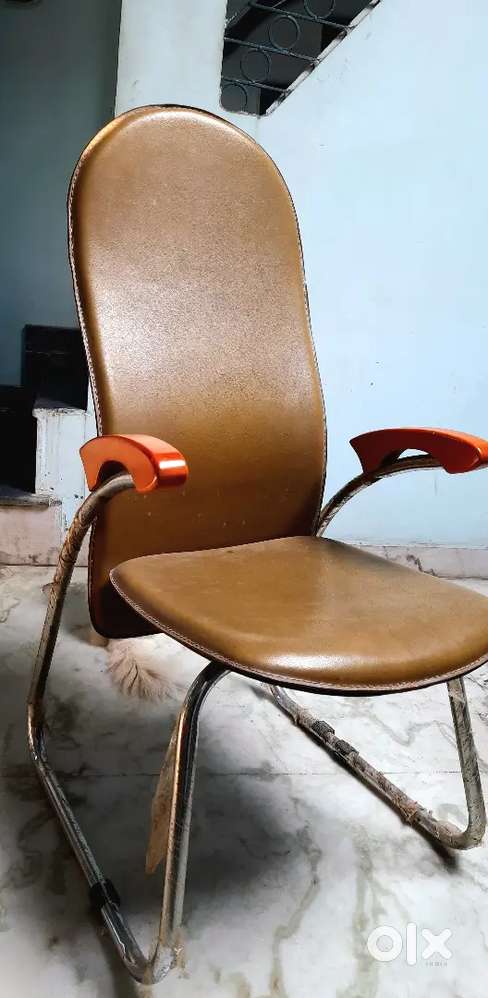 ₹5000 4 chairs hai