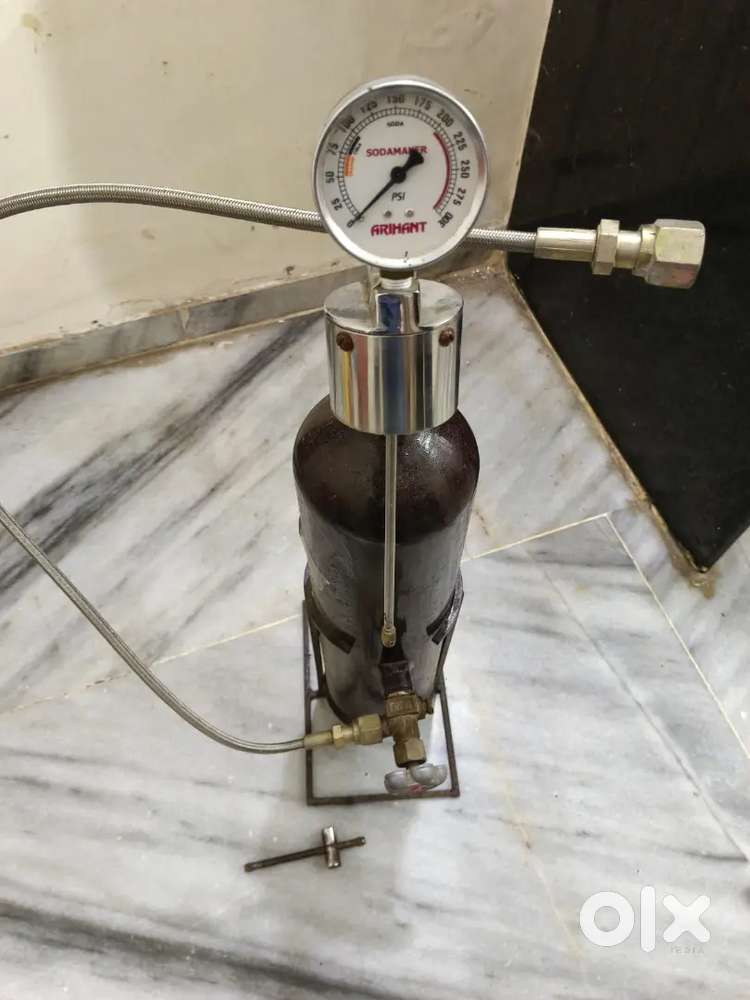 2 ges ki bottle hai shoda machin bhi sath me