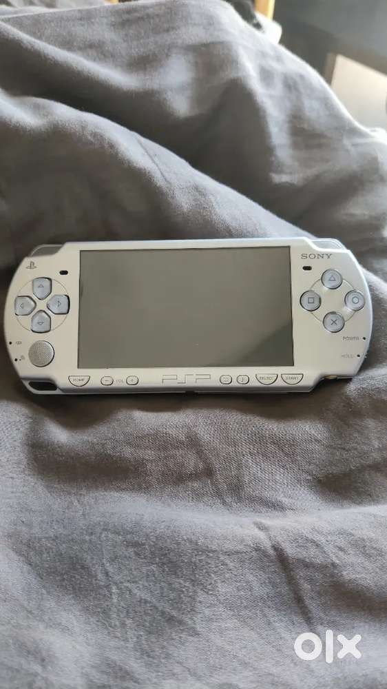 PSP ICE SILVER  *RARE* in Great condition (24gb with 20+ games)