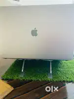 APPLE MAC BOOK i7