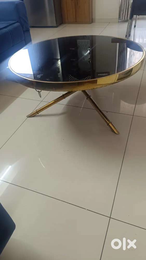 Center Round glass Teapoy