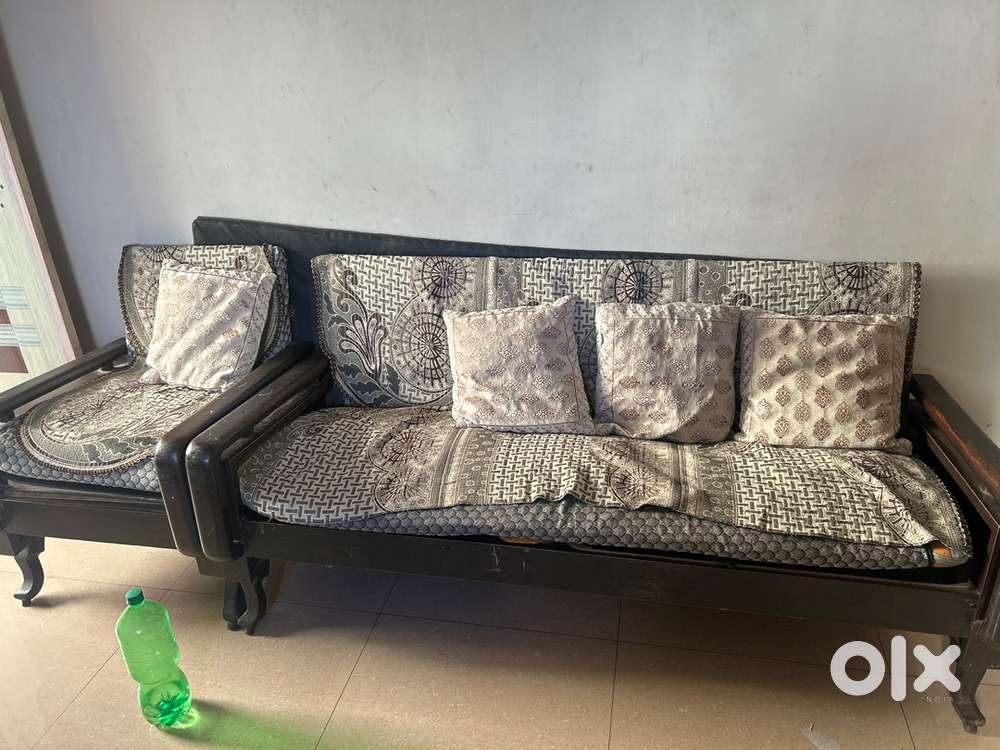Tikk wood sofa welconditioned