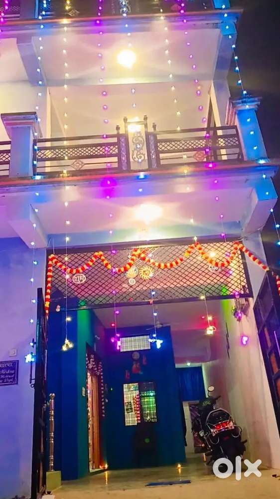 बीच शहर मे, स्कूल,रेलवे स्टेशन, बस स्टैंड, कॉलेज, एटीएम, कलेक्ट्रेट।