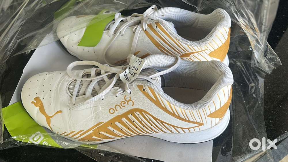 Puma cricket shoes size 9