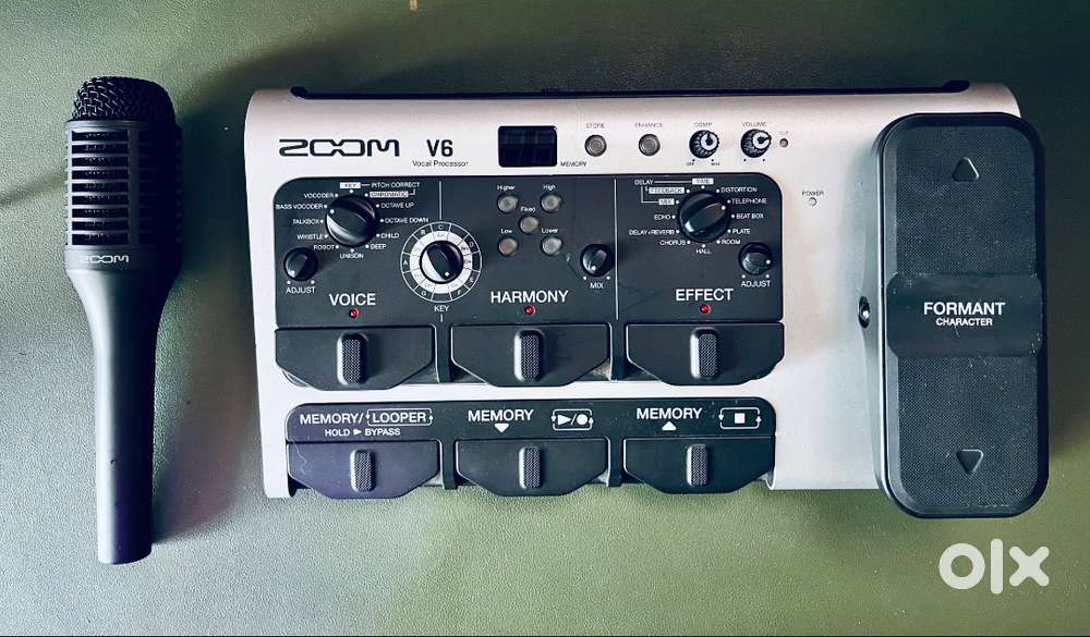 Zoom V6 Vocal Processor & Microphone. Optional Accessories