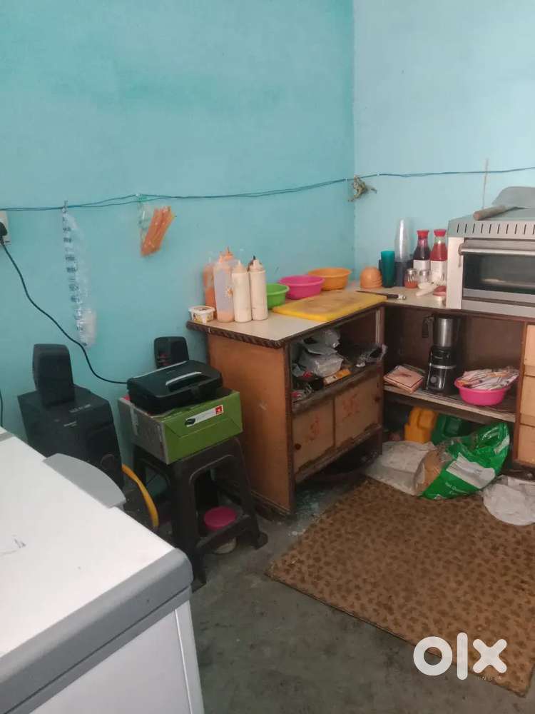 Pizza shop ka smaan kisi ko Lena ho to