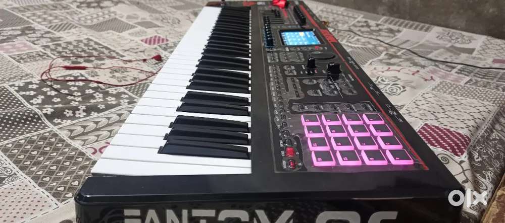 Roland fantom 06 Demo condition keyboard with bill and accessory