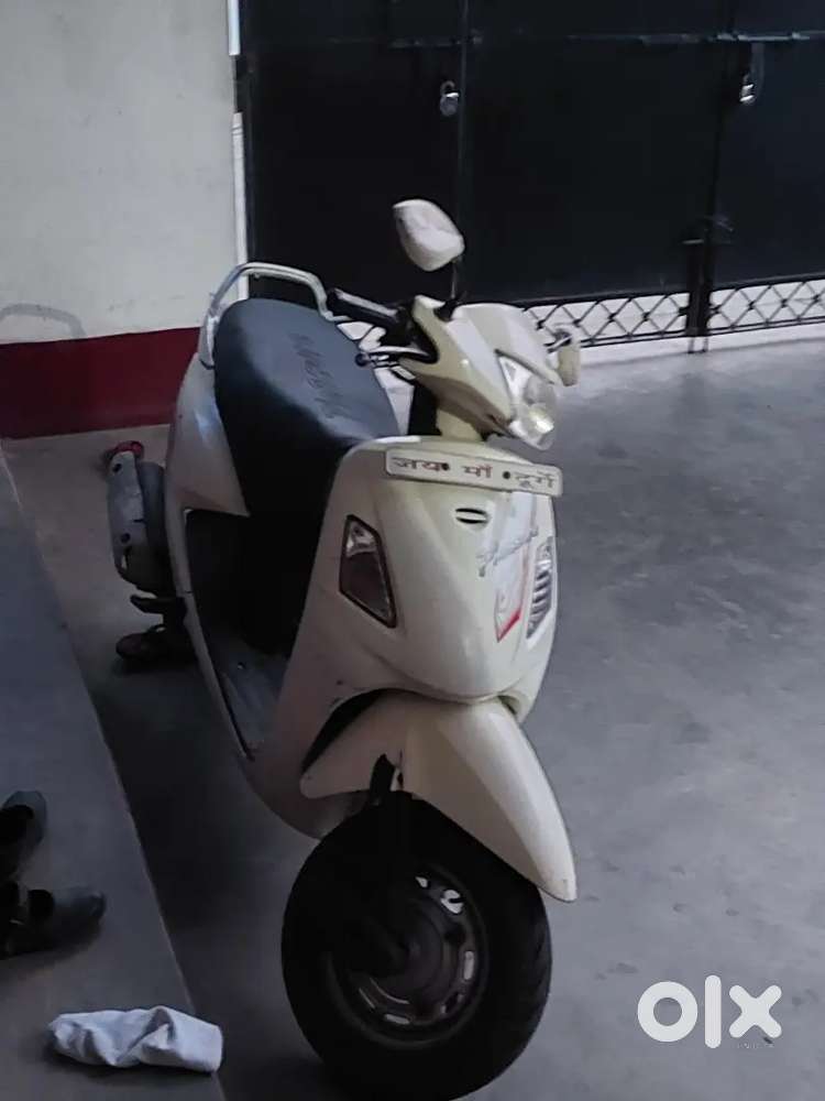 Hero Honda Pleasure white color scooty in good condition