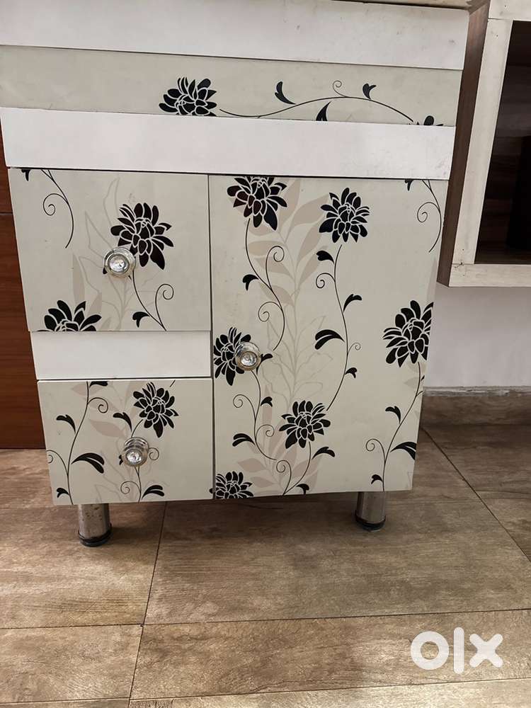 Bathroom vanity in Mint condition available on reasonable price