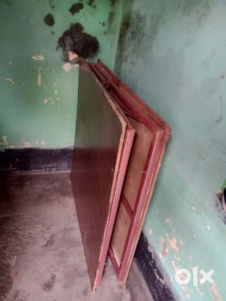 Single folding bed