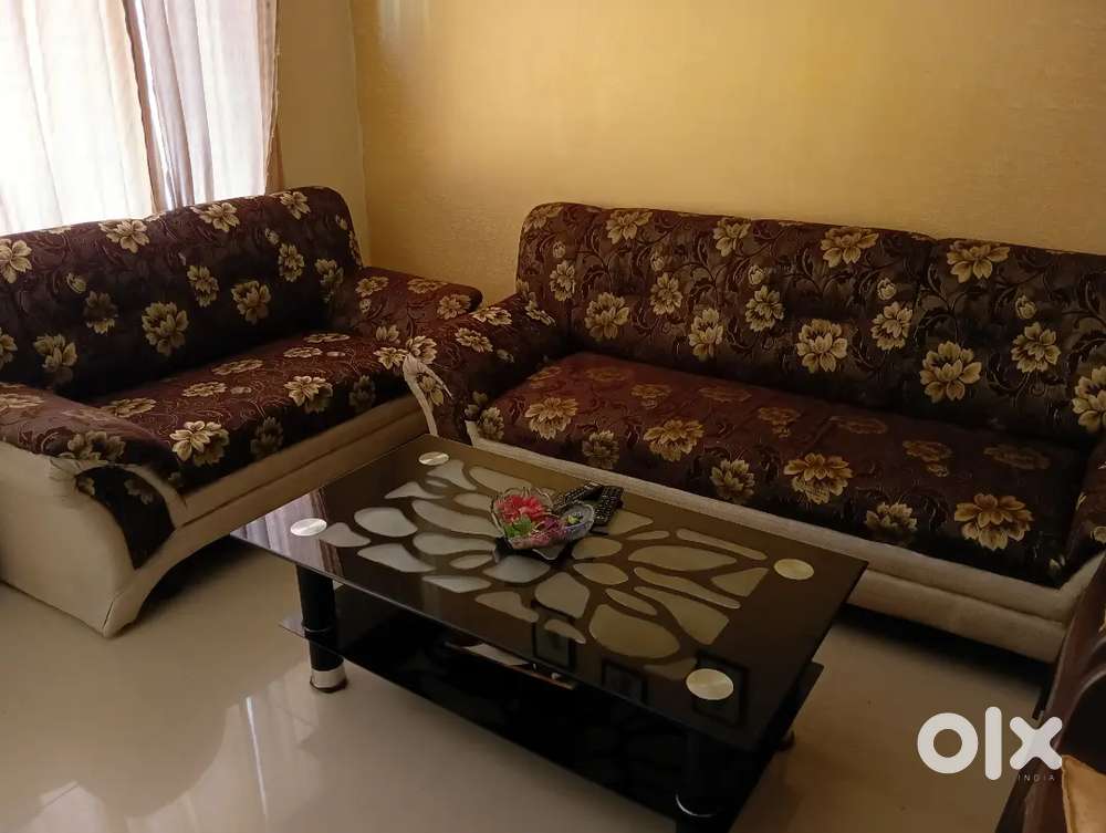 5 seater good condition sofa and table