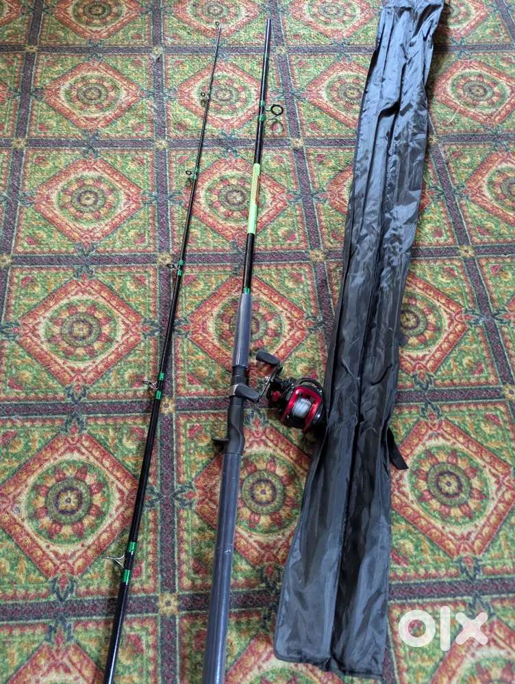 Baitcasting fishing rod with bait caster