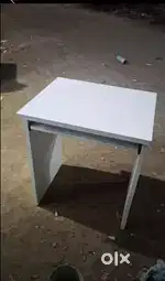 White computer Table good condition