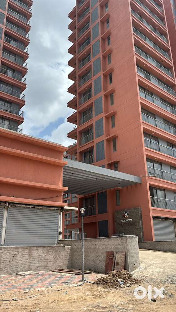 Ultra luxurious newly constructed unused large shop with attached wash