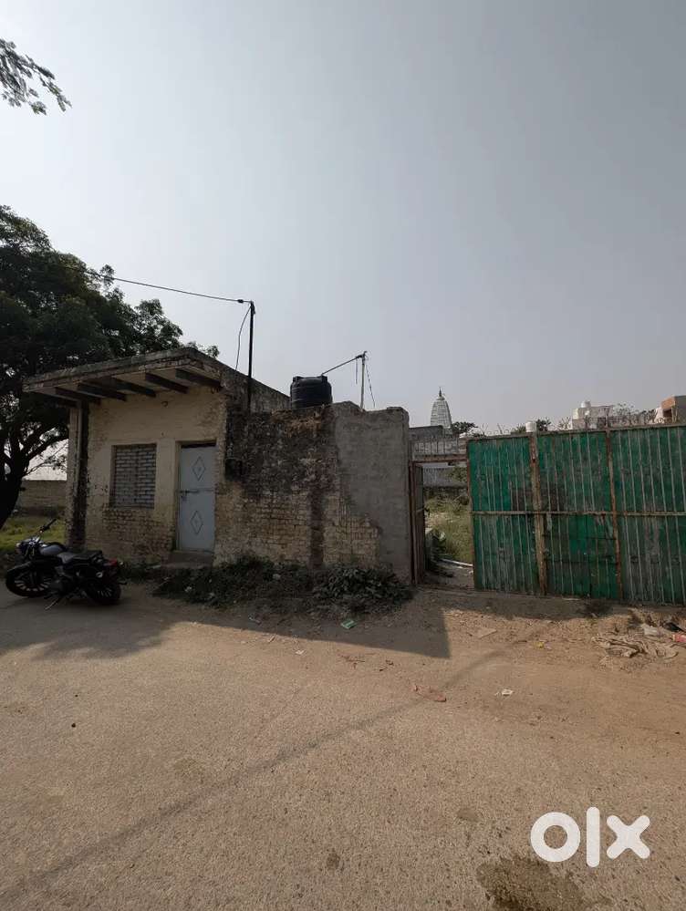 400 gaj plot on main road for rent