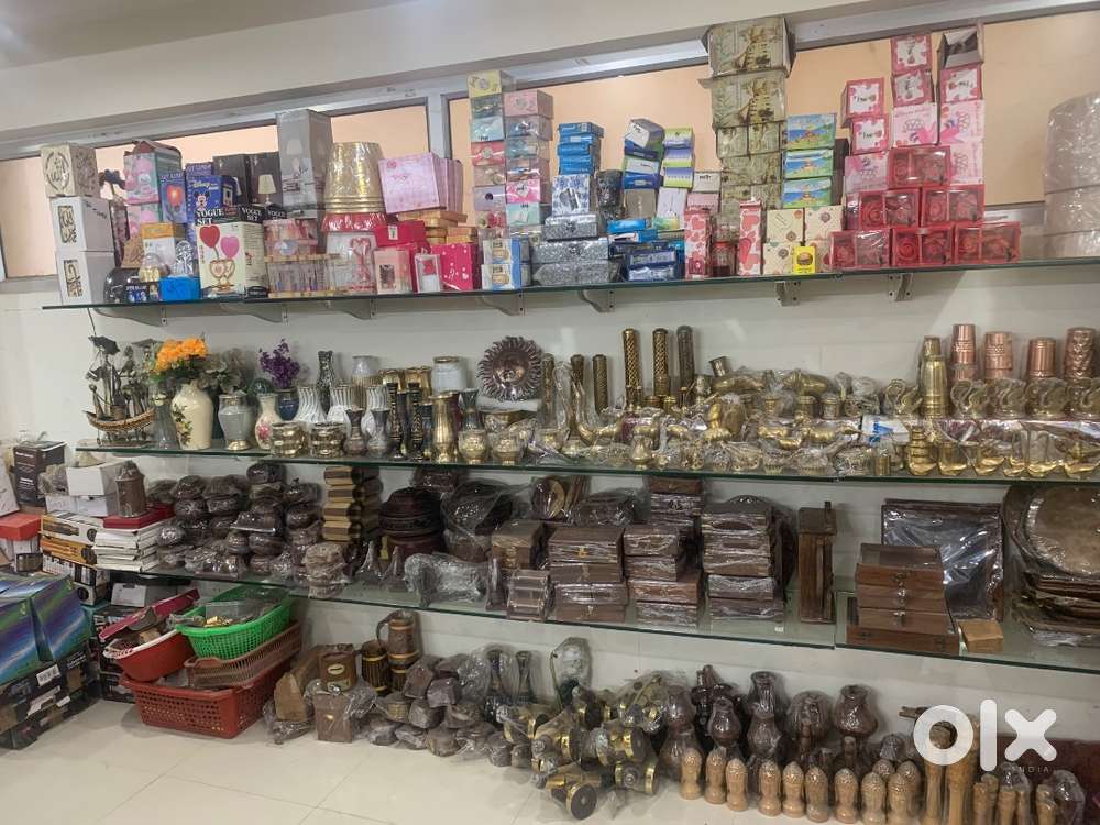 SHOP KDA JAJMAU ME HAI KANCH KI 27 RACK 2 TABLE 2 ALMARI SALE KARNI HA