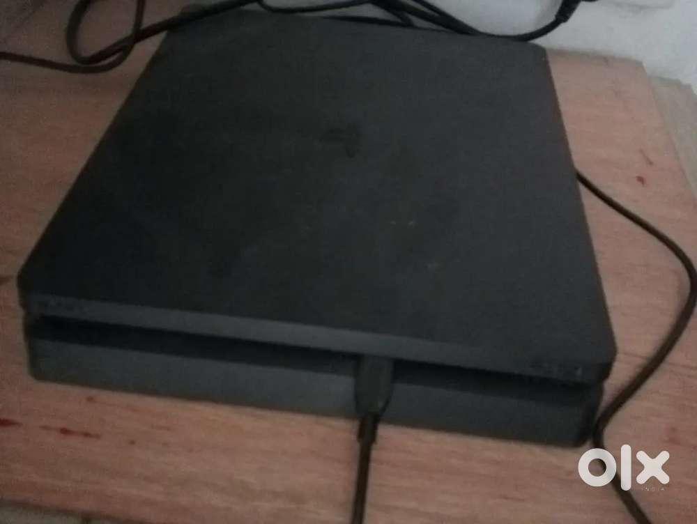 PS4 SLIM WITH 7 CD GAME + 2 controller+steering+race+ break