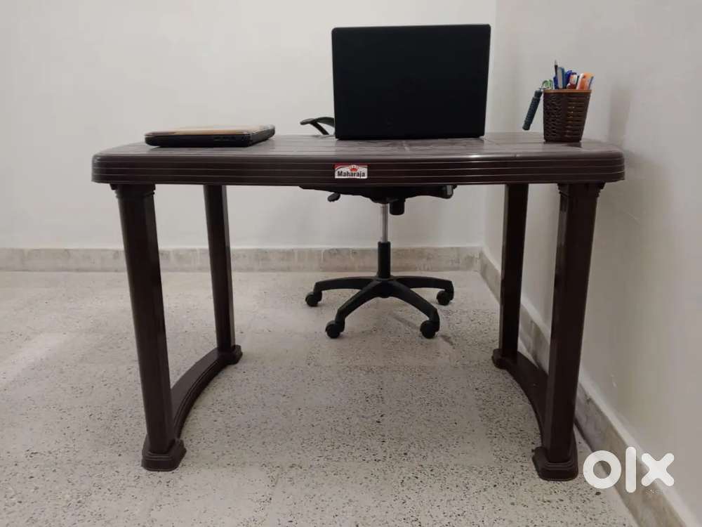 Maharaja office & dining table plastic good condition for sale