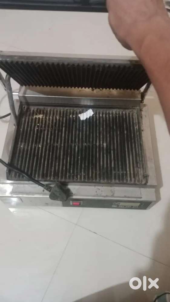Electric Sandwich Griller with Both Grooved, 2200 Watt