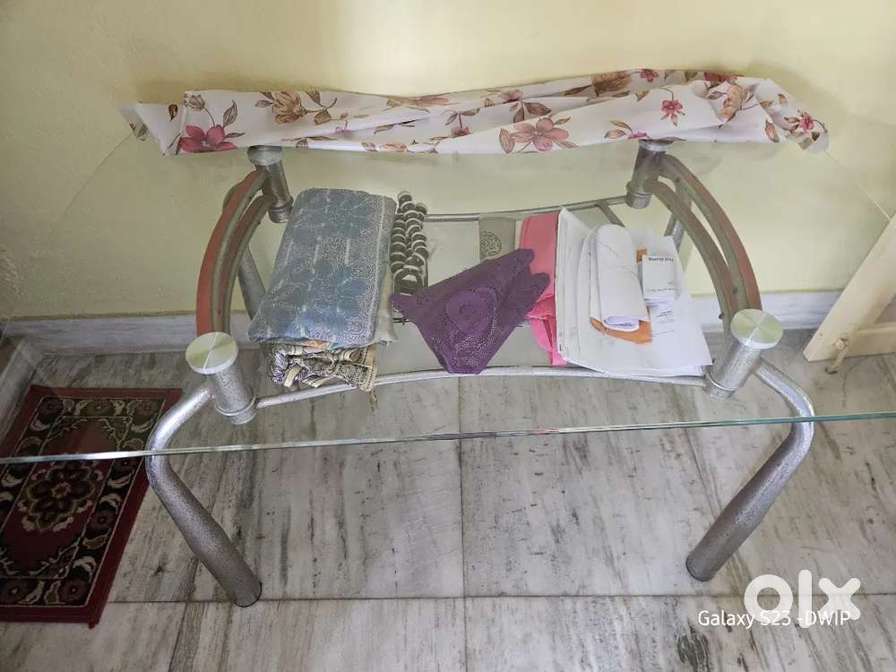 Glass dinning table