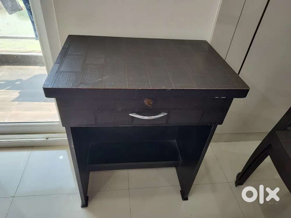 Office chair and table in good condition