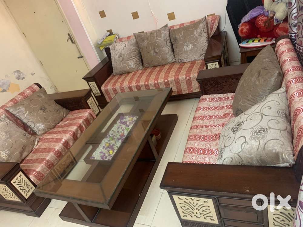 Vry gud condition sofa set with beatyful heavy table