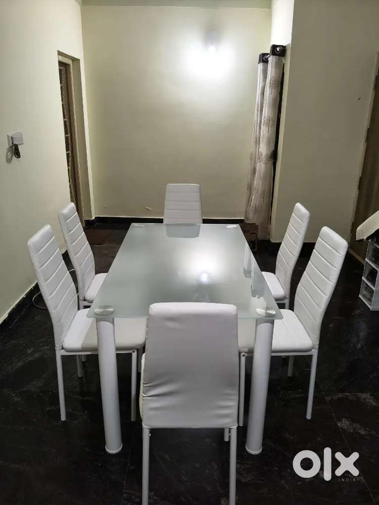 6-Seater Wooden Dining Table – Excellent Condition, Like New