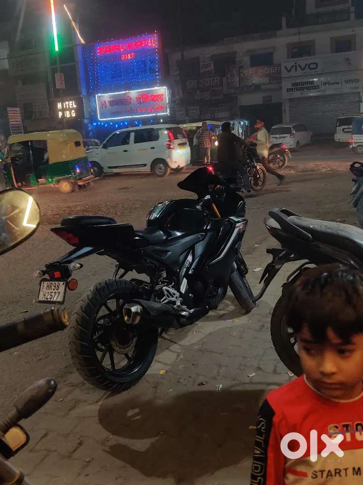 Yamaha r15 V4 black colour