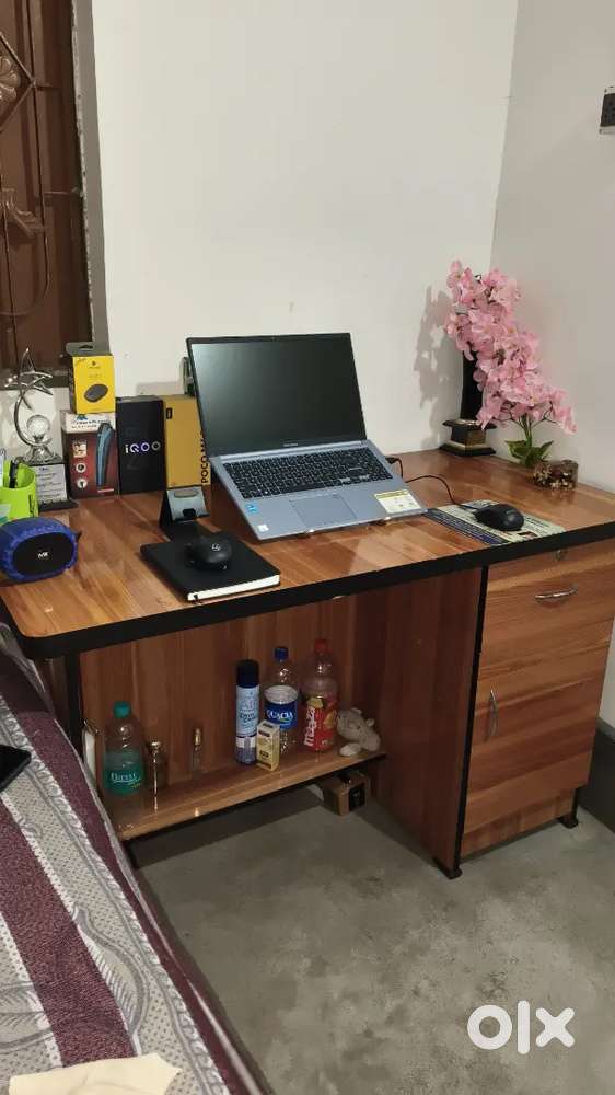 2 Month Old Study/Computer Table – Excellent Condition
