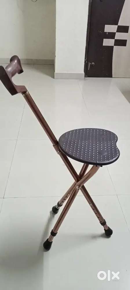 Sitting foldable chair for old persons