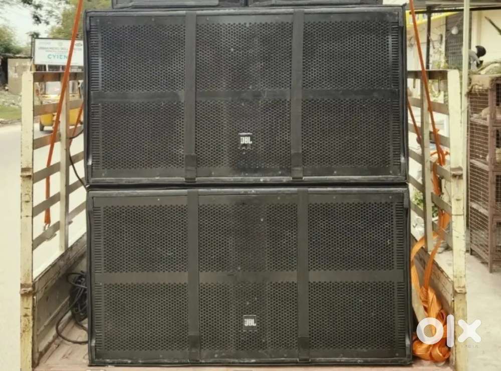 Dj duel 18 inch bass cabinate with speakers