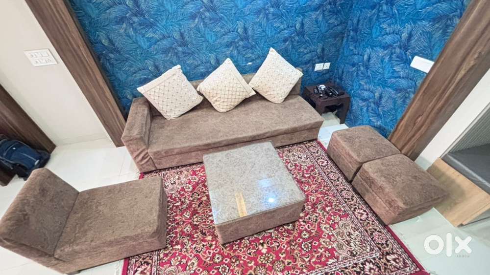 Sofa 5 seater and 2 puff
