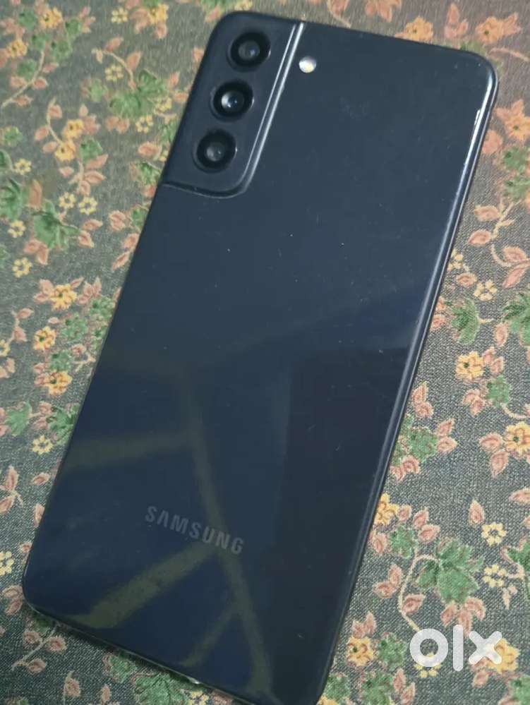 Neat and clean phone hai bs ek chota sa dot hai side me screen ke