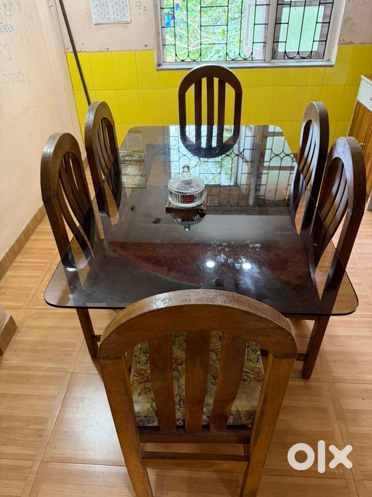 6 seater dinning table wooden and glass top